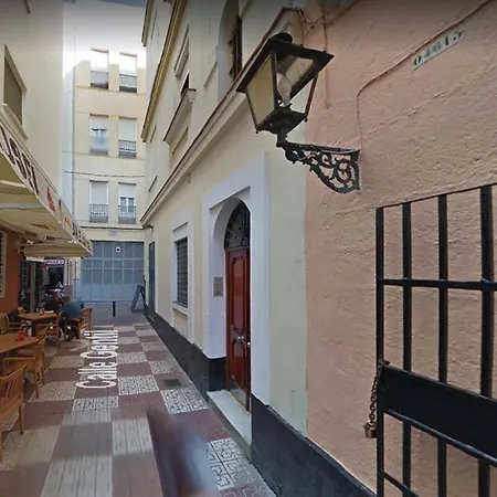 En Pleno Centro De Con Parking Economico * Кадіс